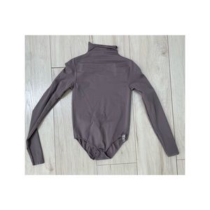 SKIMS ESSENTIAL MOCK NECK LONG SLEEVE BODYSUIT - limited edition color